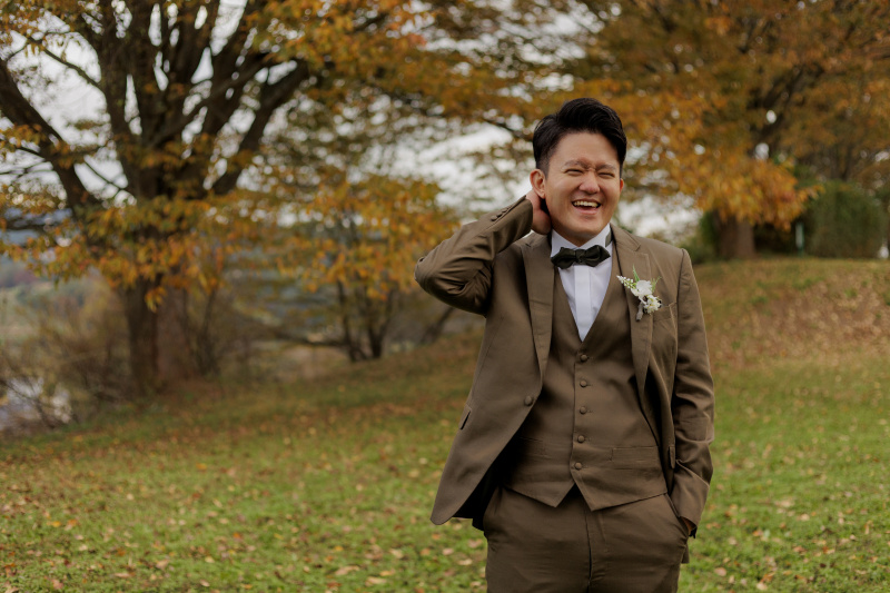 照れくさそうに