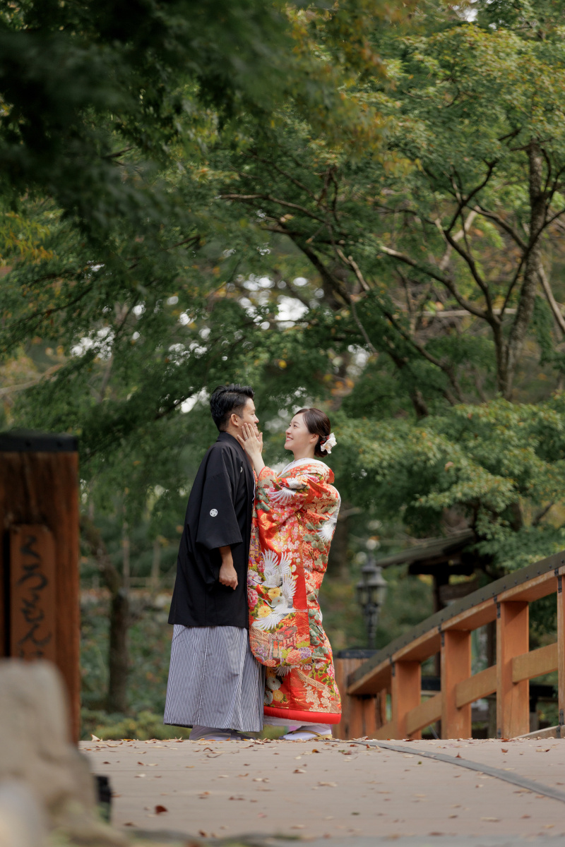 包まれる新郎さん