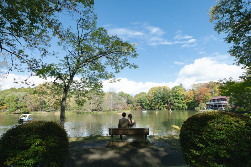 ベンチに腰掛けて