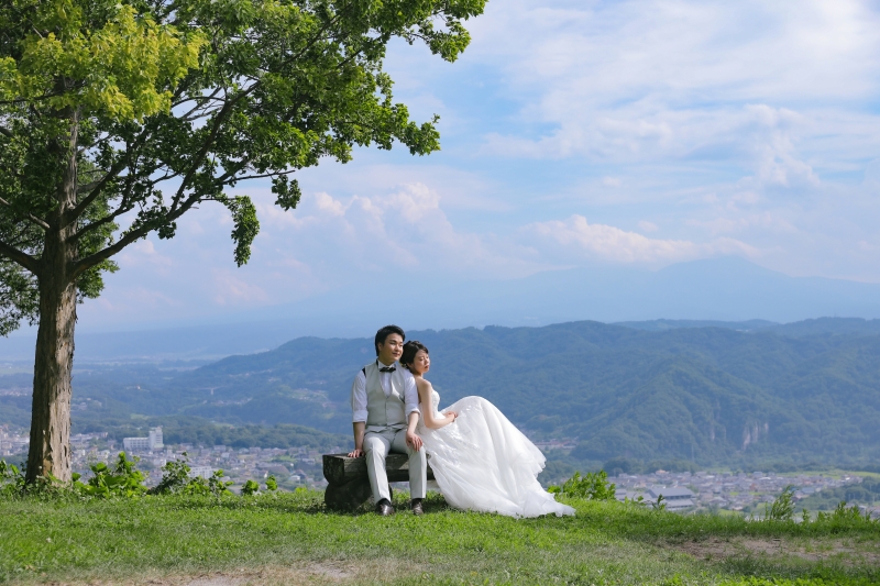 ベンチに腰掛けて