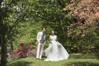 STUDIO AQUA 軽井沢店（スタジオAQUA）_緑&times;洋装　大自然の中で残すウエディングフォト