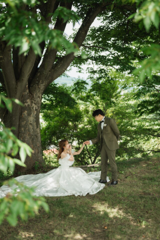 STUDIO AQUA 軽井沢店（スタジオAQUA）_緑&times;洋装　大自然の中で残すウエディングフォト