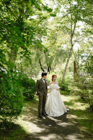 STUDIO AQUA 軽井沢店（スタジオAQUA）_緑&times;洋装　大自然の中で残すウエディングフォト