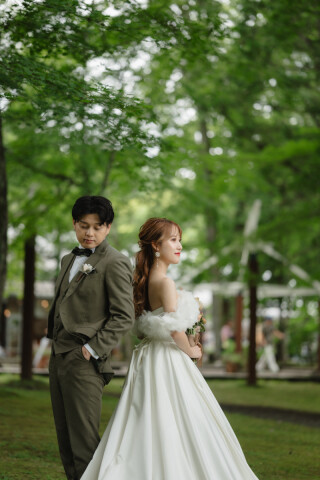 STUDIO AQUA 軽井沢店（スタジオAQUA）_緑&times;洋装　大自然の中で残すウエディングフォト
