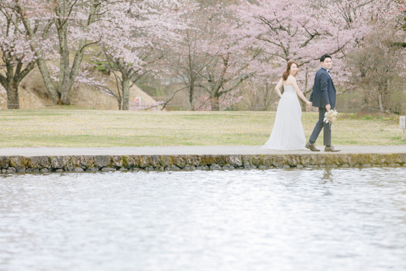 湖の辺りを歩くシーン