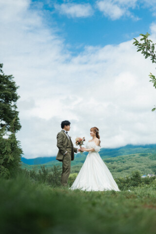 STUDIO AQUA 軽井沢店（スタジオAQUA）_緑&times;洋装　大自然の中で残すウエディングフォト