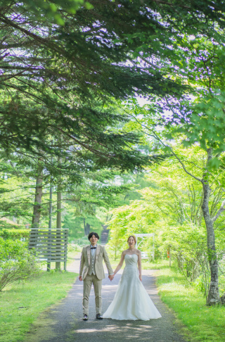 STUDIO AQUA 軽井沢店（スタジオAQUA）_緑&times;洋装　大自然の中で残すウエディングフォト
