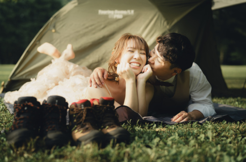 2人の趣味のキャンプ。テントやアウトドアブーツなどの小物を使って撮影しました！新婦様のことが好きな新郎様。2人の好きなキャンプ。好きを沢山詰め込んだ１枚です◎そして新婦様の笑顔が素敵でした！