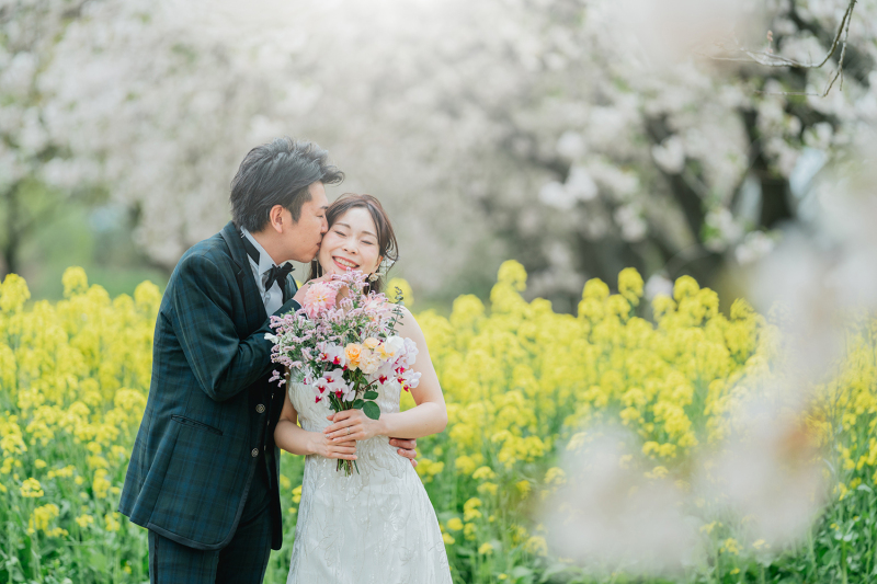 新郎様から新婦様へのほっぺにチュー！新婦様の表情が幸せそうですね！