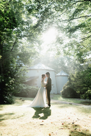 光の溢れる写真が得意です！光と緑の中にお二人をご一緒に撮影するのがとても好きです！