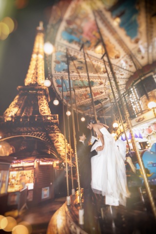 フランスのパリでの撮影。お客様の夢を叶えるために、フランスまで同行させていただきました。2月の寒い中、雨も降っていたので光が反射して綺麗な光を放ってました。