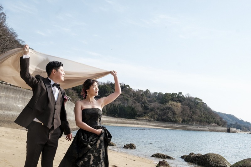 海ロケ&ブラックドレスでスタイリッシュなフォトを