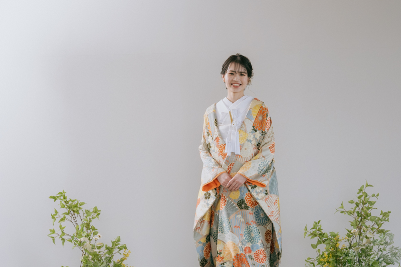 あでやかな和装姿はシンプルな空間で