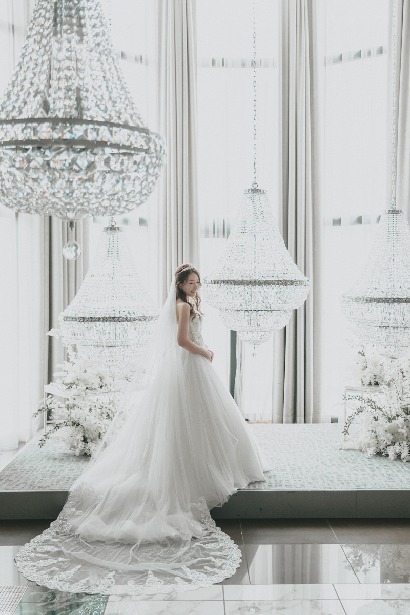 長いトレーンとベールを活かして