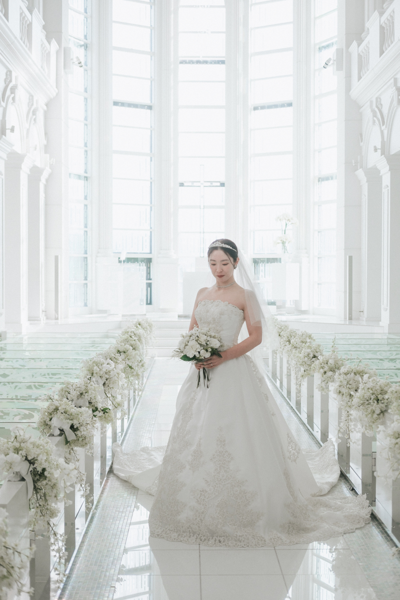 透明感のあるチャペルとドレスで