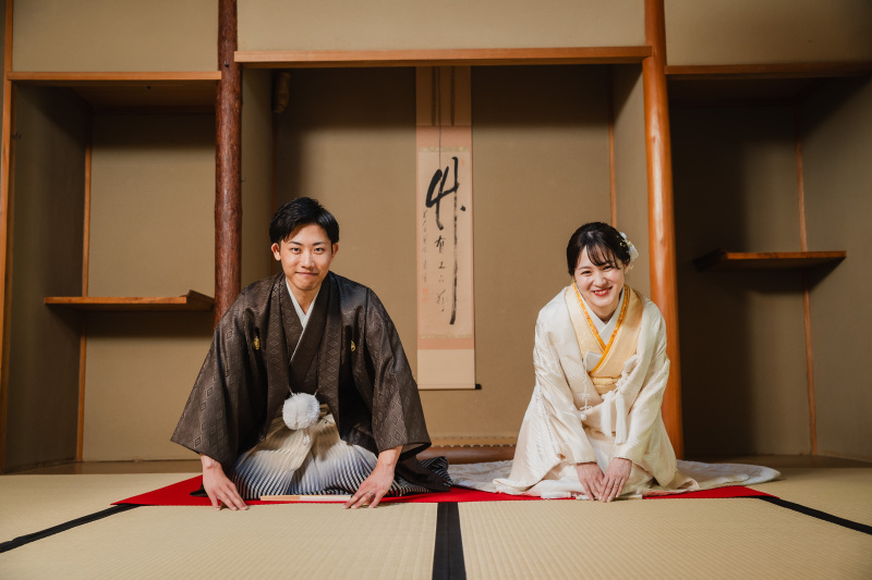 和装を着てお茶室で