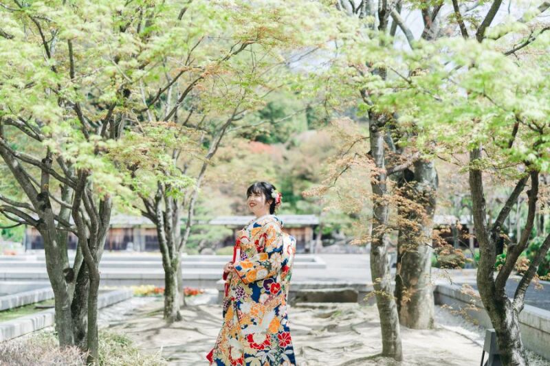 緑と鮮やかな色打掛