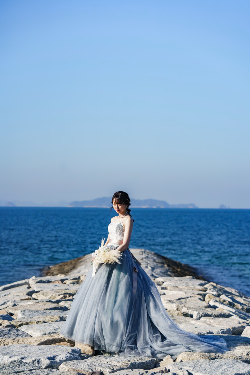 海によく合うブルーのドレスで