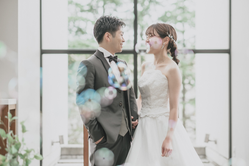 シャボン玉越しのおふたり