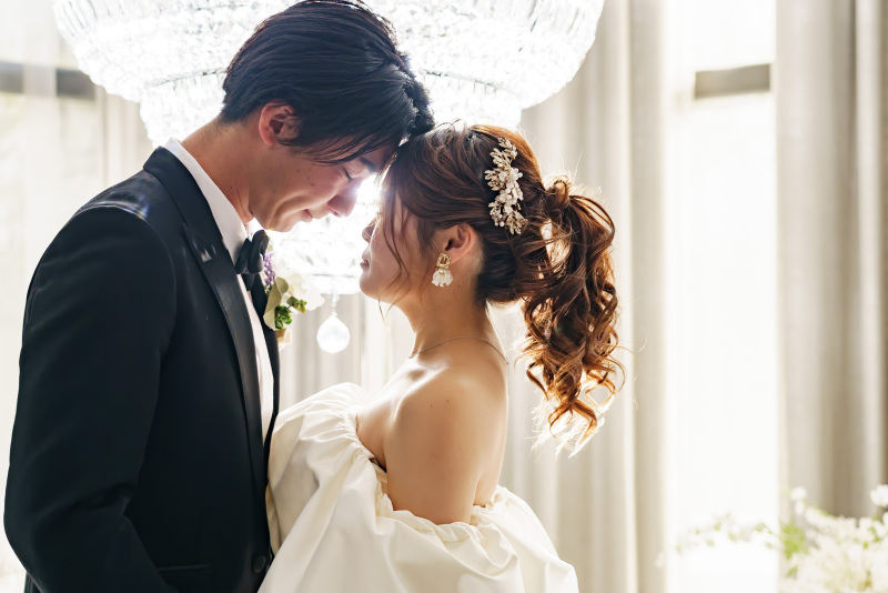 光輝くシャンデリアに包まれながら