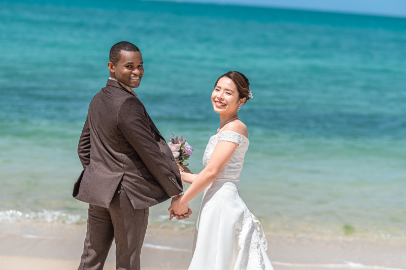 青いビーチ振り向き♡