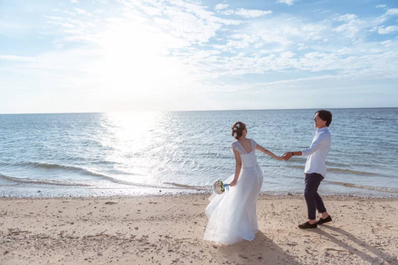 手繋ぎ砂浜デート♡