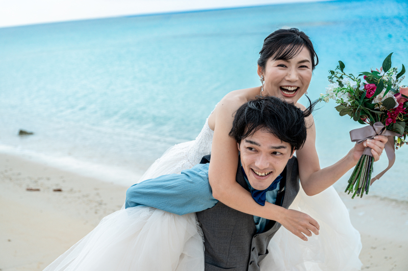 新婦をおんぶ♡