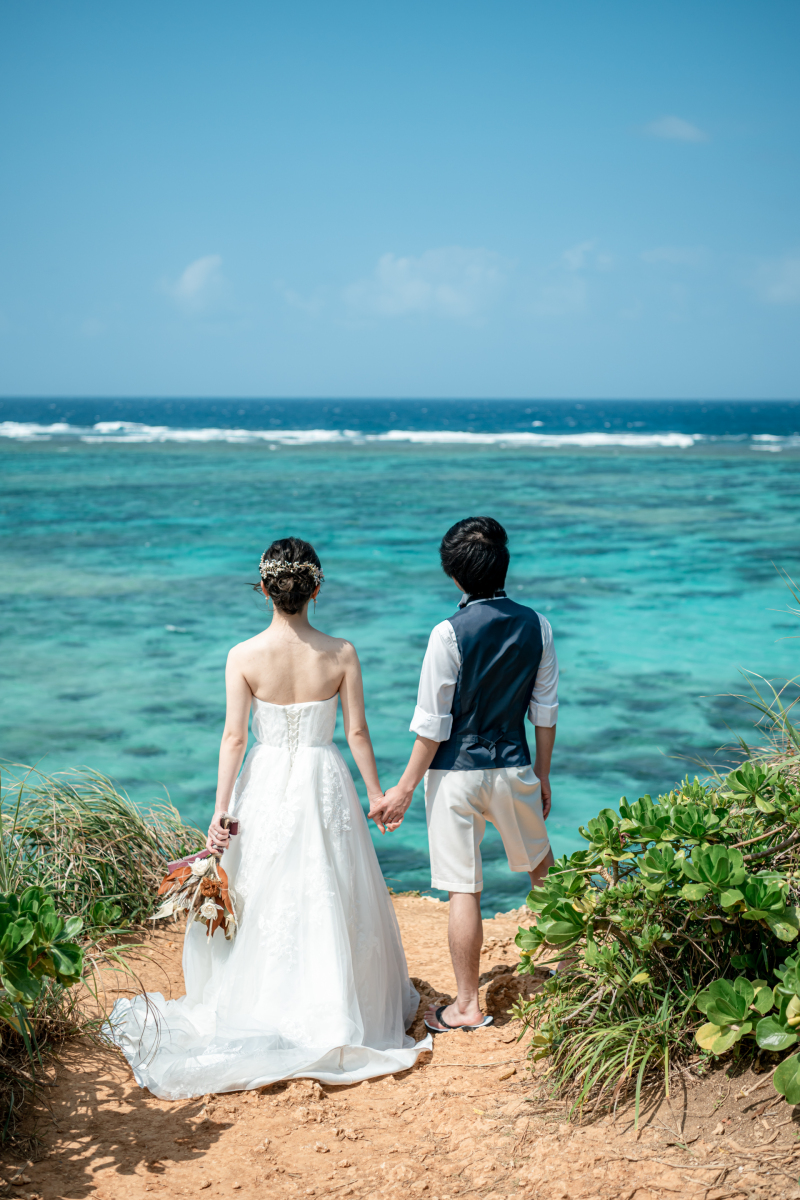 崖の上から見つめる海