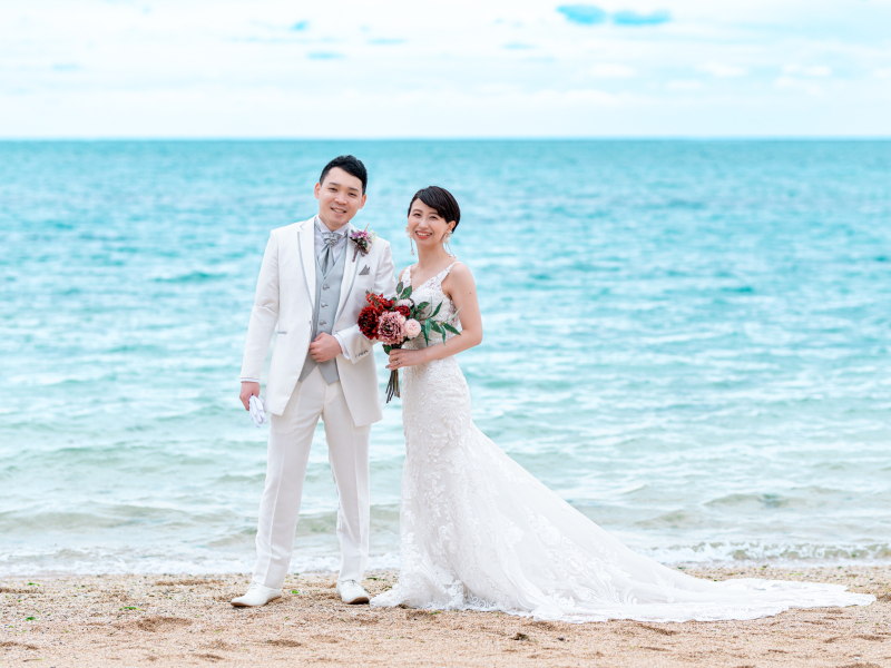 青いビーチと白い衣装♡