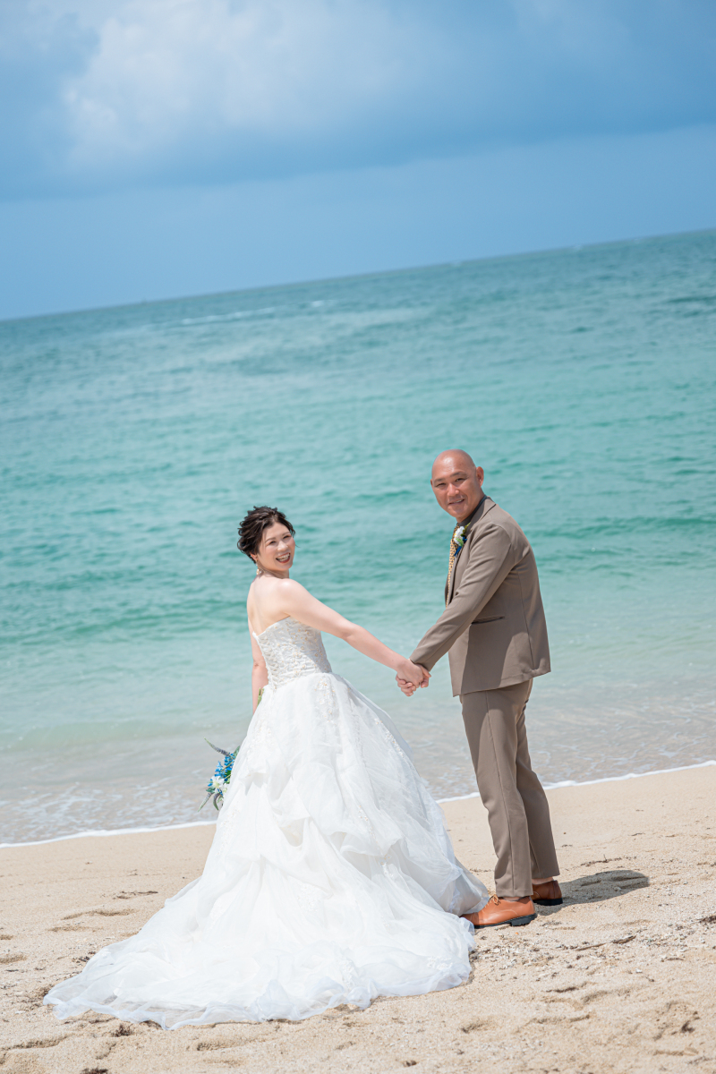 青いビーチ振り向き♡