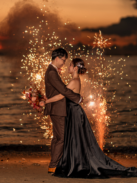 サンセットに広がる花火