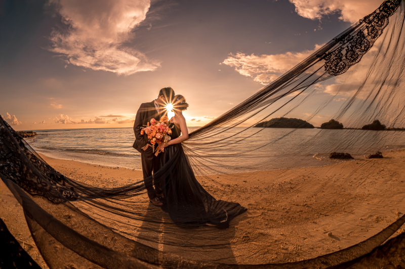 サンセット&times;黒ドレス