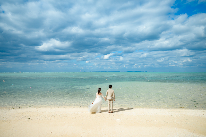 青い海と