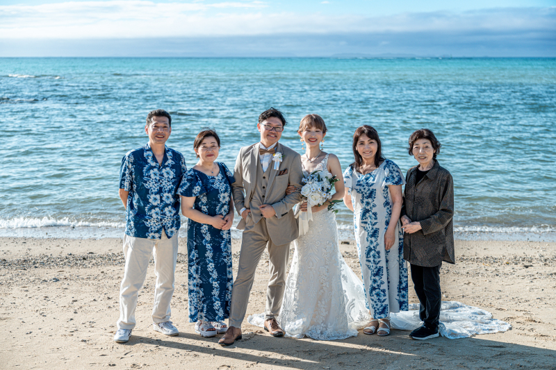 青いビーチ家族写真♡