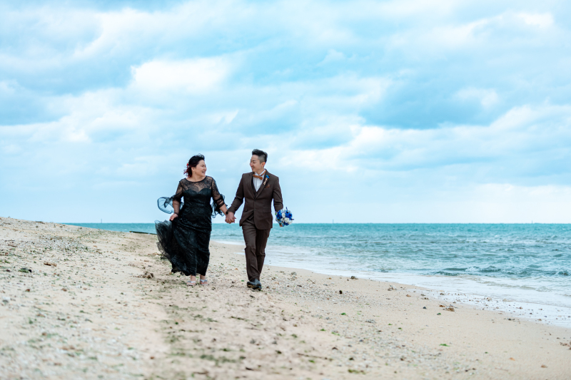 波打ち際の笑顔