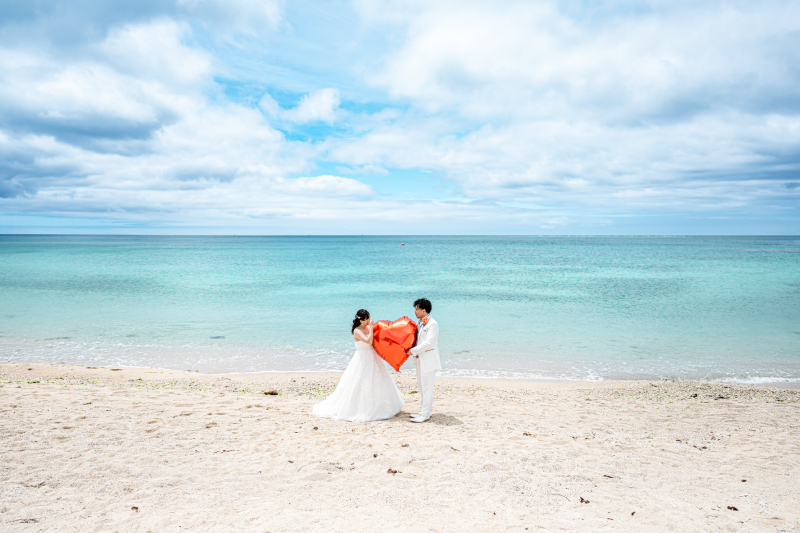 青いビーチと赤い風船♡