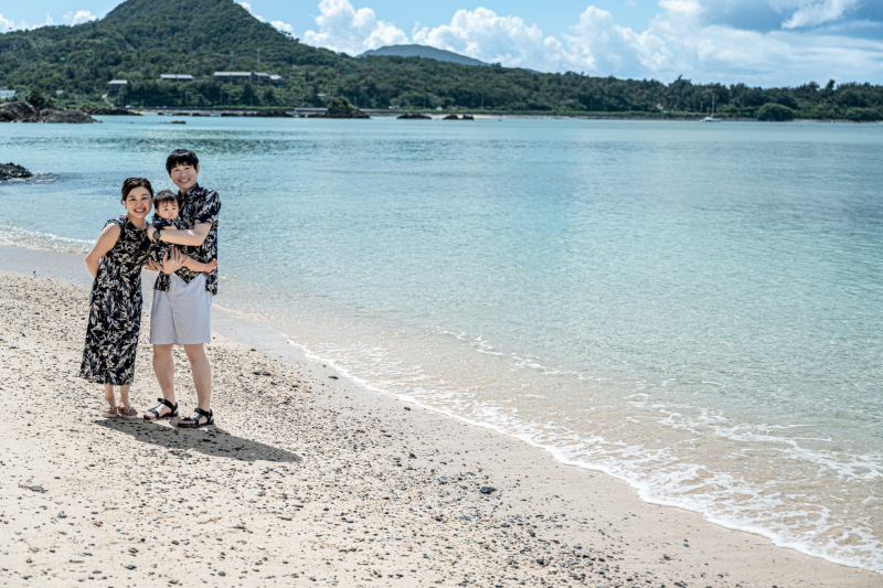 波打ち際の家族写真