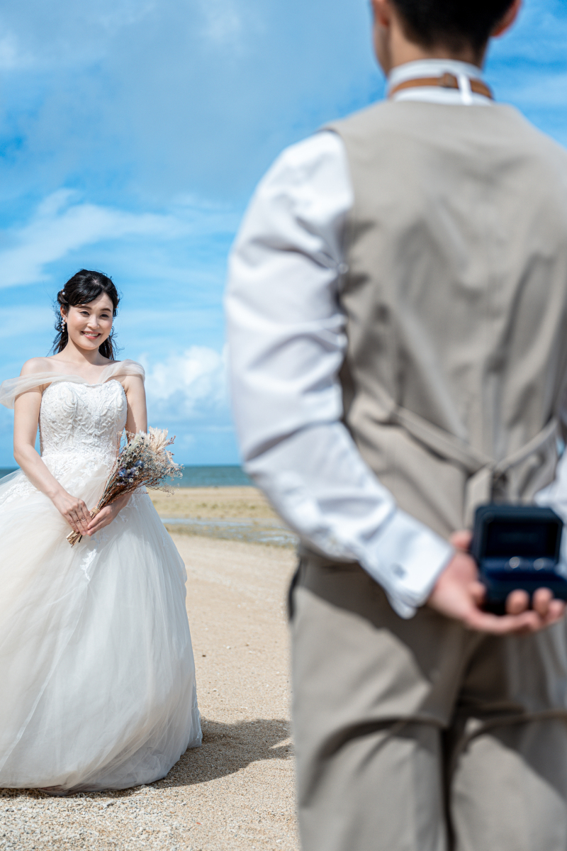 結婚指輪を隠して