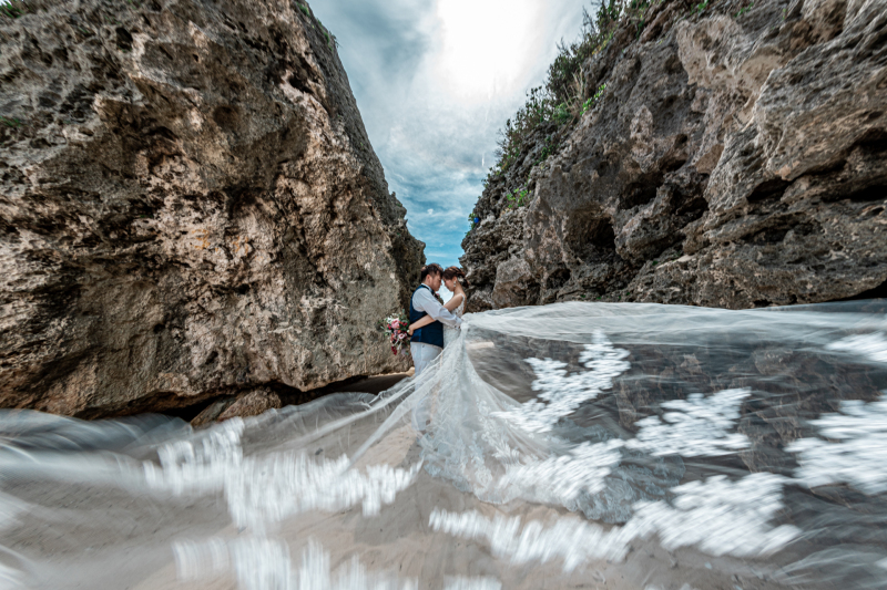 岩場での優雅なベール