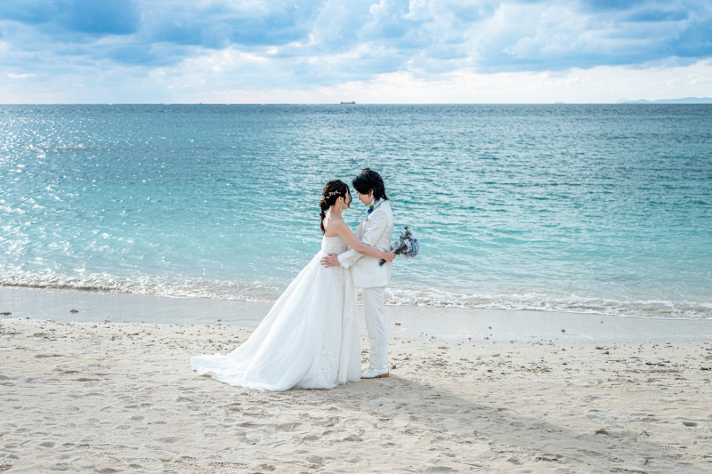 青いビーチと白い衣装♡