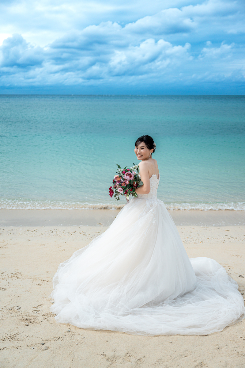 青いビーチ振り向き新婦♡