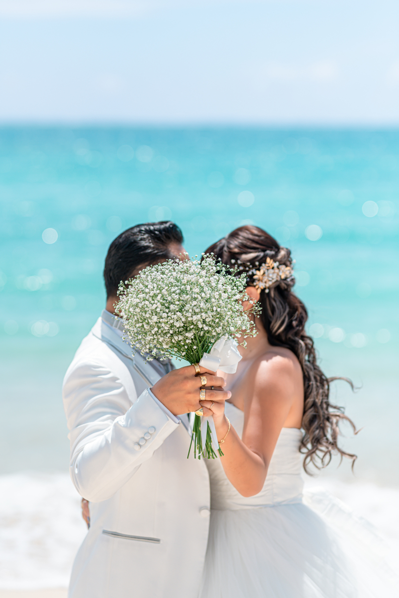 ブーケでキス隠し