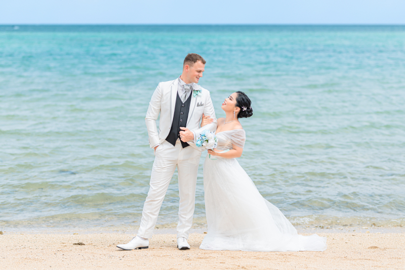 青いビーチ見つめ合い♡