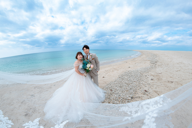 青いビーチ肩寄せ♡