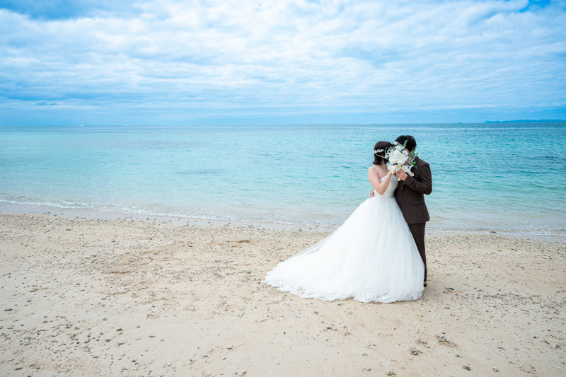 青いビーチでキス隠し♡