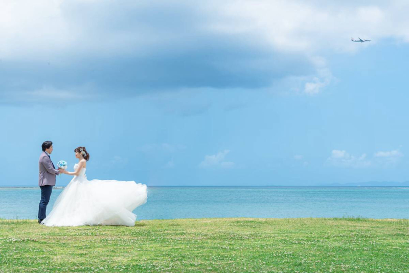 海と芝生と新郎新婦様