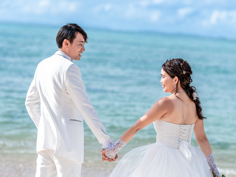 青いビーチで手つなぎ♡