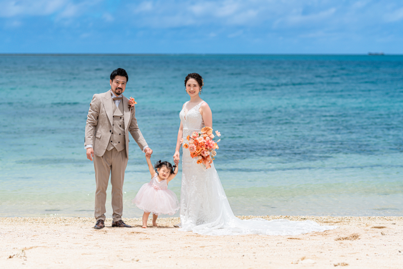 青いビーチ家族写真♡