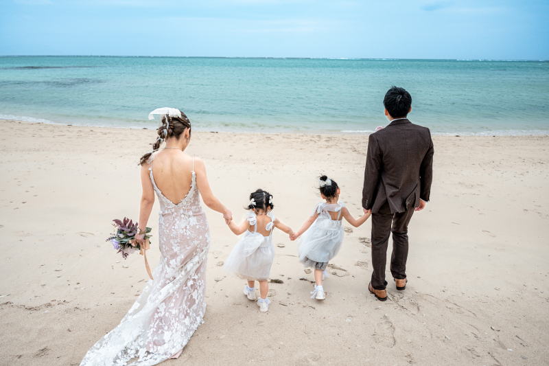 家族手つなぎ後ろ姿♡