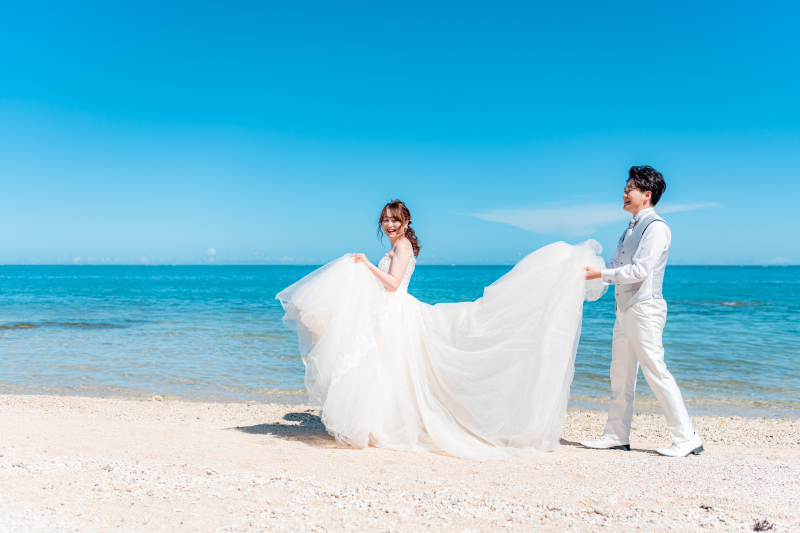 青い海と